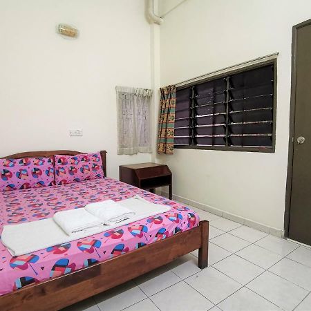 Star Lodge George Town Bagian luar foto
