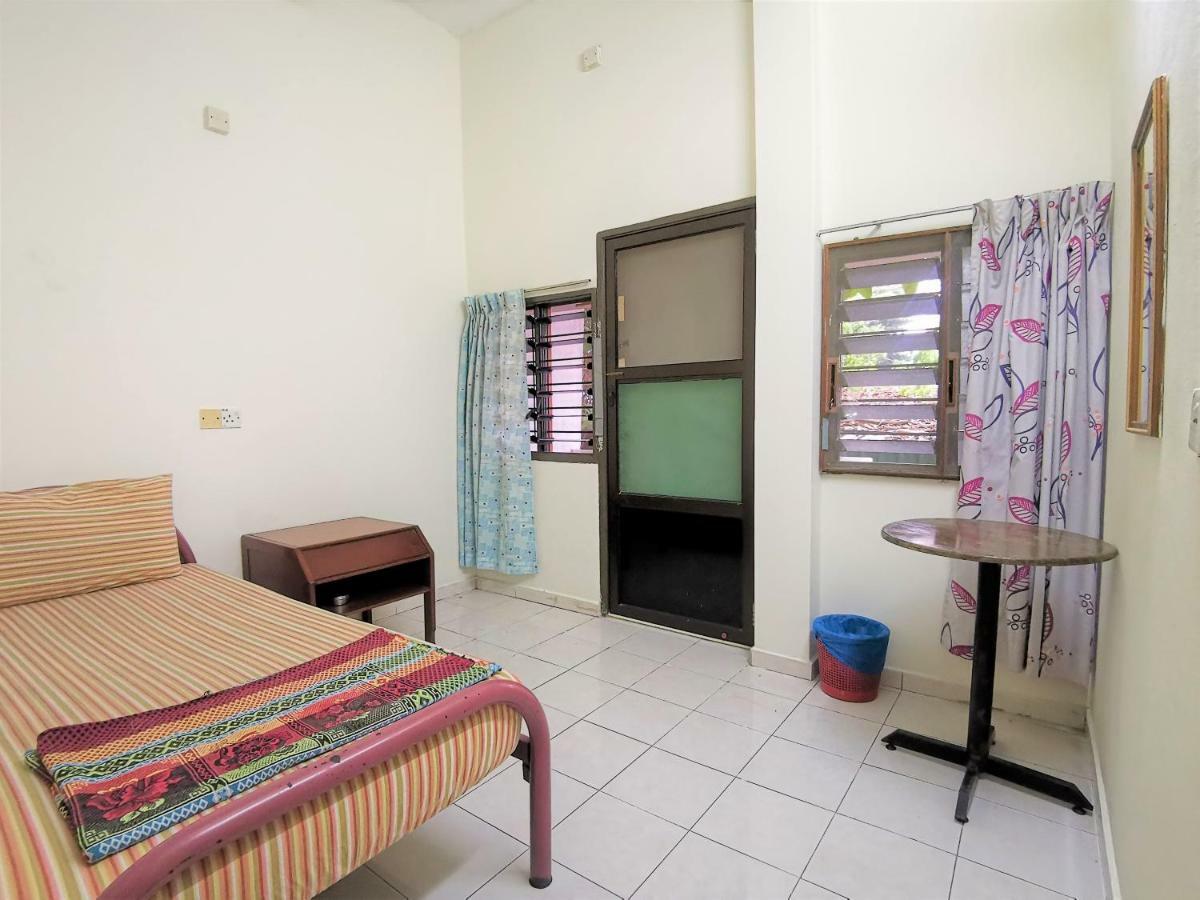 Star Lodge George Town Bagian luar foto